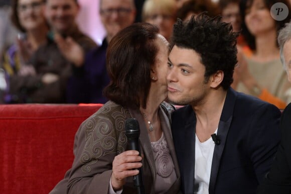Kev Adams avec sa grand-mére lors de l'enregistrement de l'émission "Vivement dimanche" à Paris le 5 mars 2014.