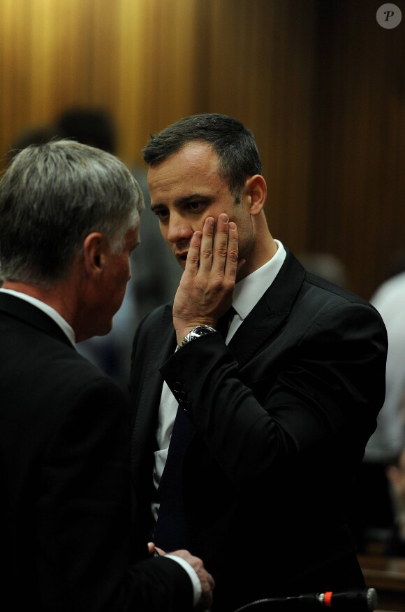 Oscar Pistorius au cours de son procès devant le tribunal de Pretoria, où il doit répondre du meurtre de Reeva Steenkamp, le 6 mars 2014