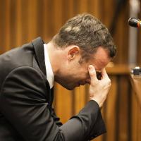 Oscar Pistorius, le procès : Effondré, l'athlète craque en revivant le drame