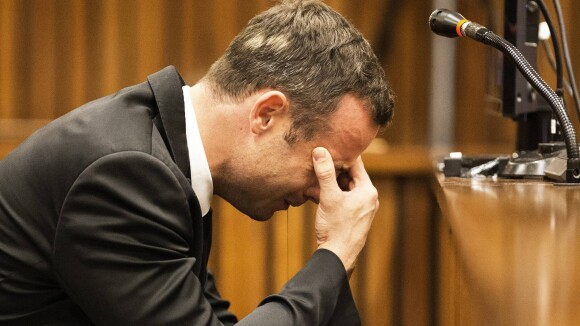 Oscar Pistorius, le procès : Effondré, l'athlète craque en revivant le drame