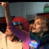 Bande-annonce de "Fais-moi une place" avec Arielle Dombasle, diffusé le 9 mars 2014. Ici les deux femmes assistent à un match de Lucha Libre.
