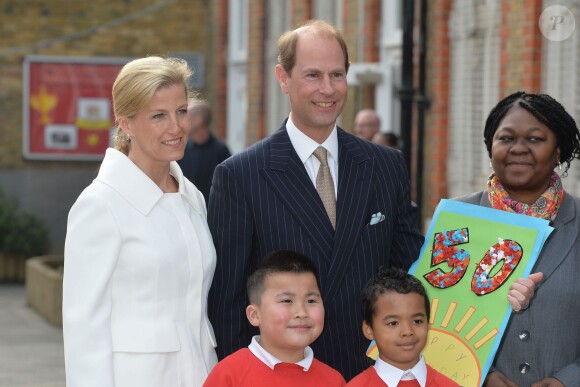 Le prince Edward et son épouse la comtesse Sophie de Wessex ont visité l'école primaire Robert Browning à Walworth, le lundi 10 mars 2014, jour du 50e anniversaire du prince.