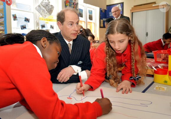 Le prince Edward et sa femme la comtesse Sophie de Wessex ont visité l'école primaire Robert Browning à Walworth, le 10 mars 2014, jour du 50e anniversaire du prince.