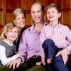 Le prince-Édouard et son épouse Sophie de Wessex posent avec leurs enfants Louise et James, le 9 Mars 2014, à l'occasion du 50e anniversaire d'Edward.