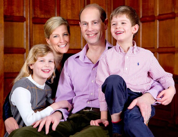 Le prince-Édouard et son épouse Sophie de Wessex posent avec leurs enfants Louise et James, le 9 Mars 2014, à l'occasion du 50e anniversaire d'Edward.