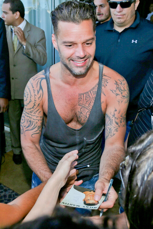 Ricky Martin sort du Fasano Hotel à Rio, le 10 mars 2014.
