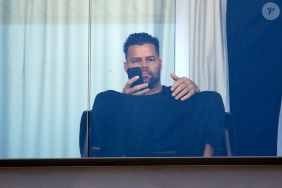 Ricky Martin sur le balcon de sa chambre d'hôtel à Rio de Janeiro, le 10 mars 2014.