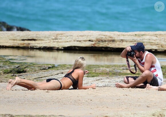 Le mannequin Renae Ayris, Miss Australie 2012 et 3e dauphine de Miss Univers 2012, en plein shooting sur une plage de Sydney. Le 11 mars 2014.