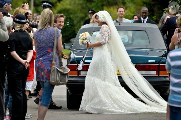 Lily Allen, radieuse dans sa robe haute couture Chanel, le jour de son mariage à Sam Cooper. Cranham, le 11 juin 2011.
