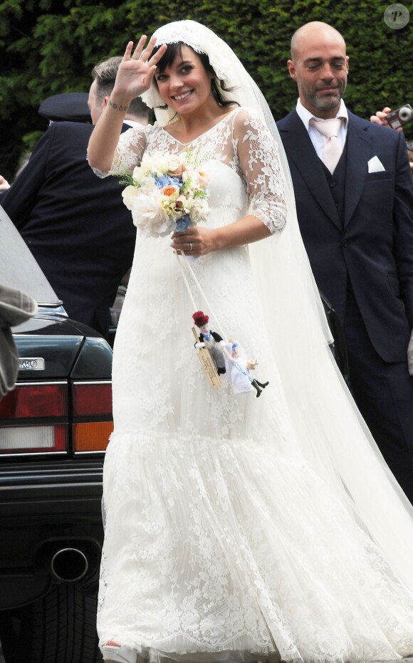 Lily Allen, en robe haute couture Chanel, le jour de son mariage à Sam Cooper. Cranham, le 11 juin 2011.