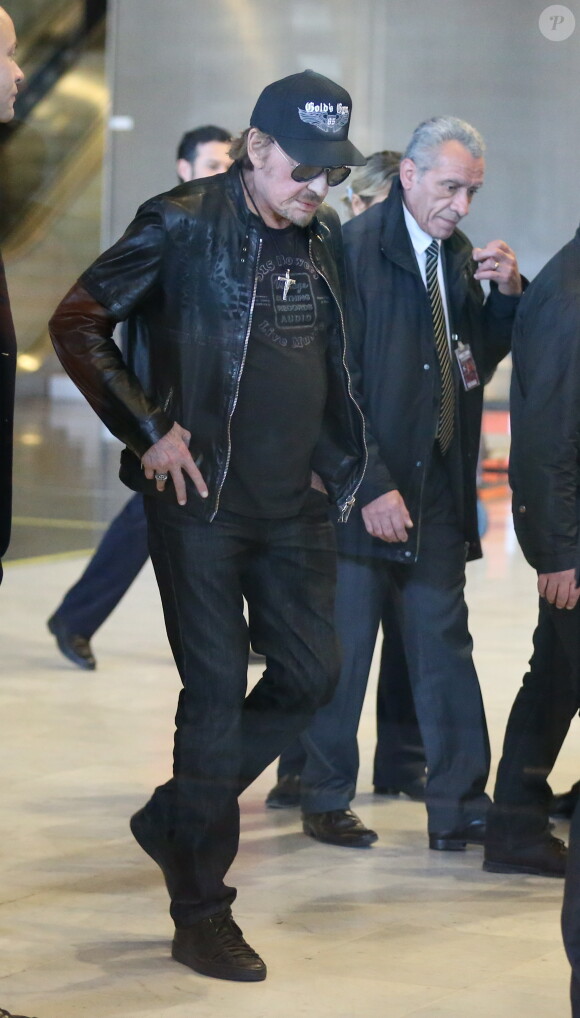 Johnny Hallyday à son arrivée à l'aéroport de Roissy Charles de Gaulle le 11 mars 2014. Le taulier, arrivé seul, est à Paris pour la promotion du film de Claude Lelouch "Salaud, on t'aime".