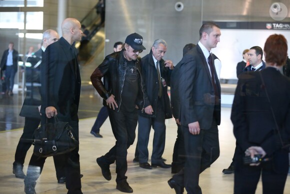 Johnny Hallyday à son arrivée à l'aéroport de Roissy Charles de Gaulle le 11 mars 2014. Le taulier, arrivé seul, est à Paris pour la promotion du film de Claude Lelouch "Salaud, on t'aime".