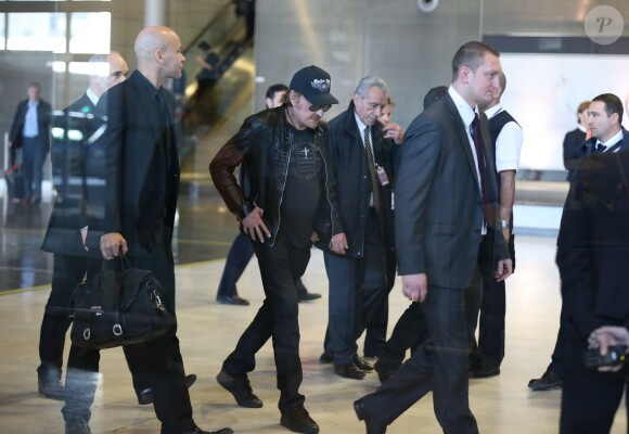 Johnny Hallyday à son arrivée à l'aéroport de Roissy Charles de Gaulle le 11 mars 2014. Le taulier, arrivé seul, est à Paris pour la promotion du film de Claude Lelouch "Salaud, on t'aime".