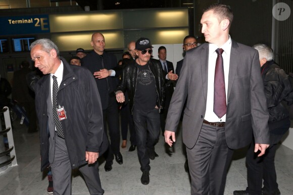 Johnny Hallyday à son arrivée à l'aéroport de Roissy Charles de Gaulle le 11 mars 2014. Le taulier, arrivé seul, est à Paris pour la promotion du film de Claude Lelouch "Salaud, on t'aime".