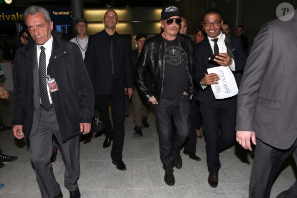 Johnny Hallyday à son arrivée à l'aéroport de Roissy Charles de Gaulle le 11 mars 2014. Le taulier, arrivé seul, est à Paris pour la promotion du film de Claude Lelouch "Salaud, on t'aime".
