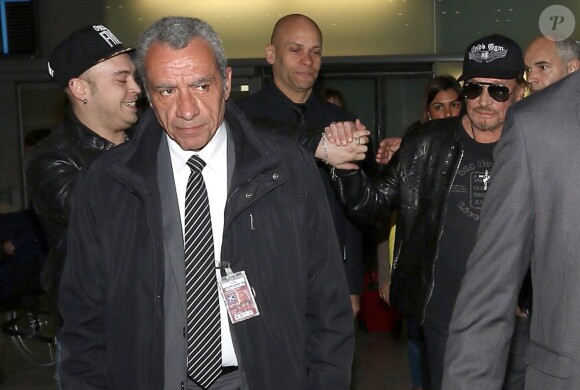 Johnny Hallyday à son arrivée à l'aéroport de Roissy Charles de Gaulle le 11 mars 2014. Le taulier, arrivé seul, est à Paris pour la promotion du film de Claude Lelouch "Salaud, on t'aime".