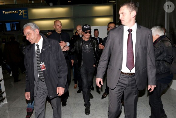 Johnny Hallyday à son arrivée à l'aéroport de Roissy Charles de Gaulle le 11 mars 2014. Le taulier, arrivé seul, est à Paris pour la promotion du film de Claude Lelouch "Salaud, on t'aime".