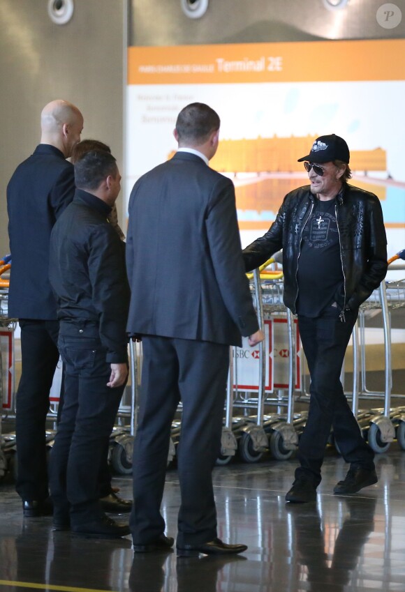 Johnny Hallyday à son arrivée à l'aéroport de Roissy Charles de Gaulle le 11 mars 2014. Le taulier, arrivé seul, est à Paris pour la promotion du film de Claude Lelouch "Salaud, on t'aime".