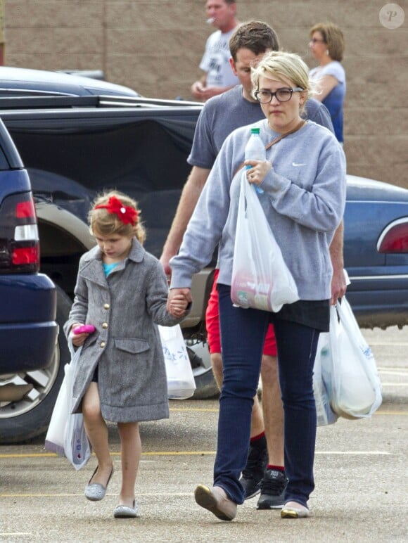Exclusif - Jamie Lynn Spears se rend au cinéma de bon matin avec sa mère Lynne et sa fille Maddie à Kentwood, le 12 mars 2014.