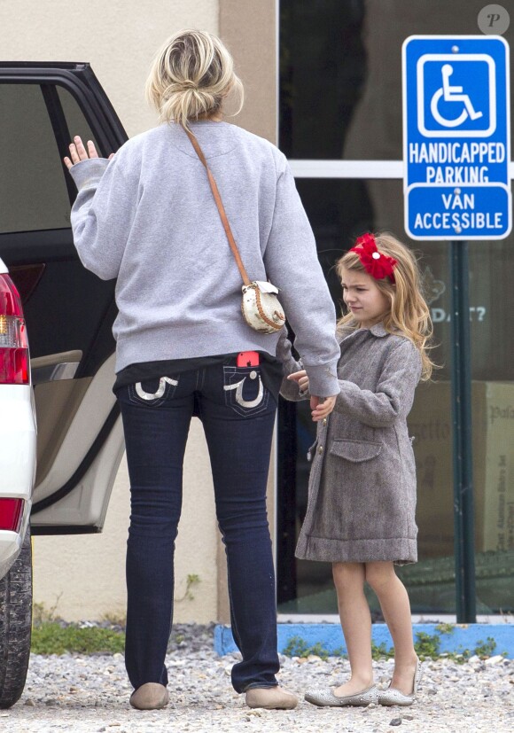 Exclusif - Jamie Lynn Spears se rend au cinéma de bon matin avec sa mère Lynne et sa fille Maddie à Kentwood, le 12 mars 2014.