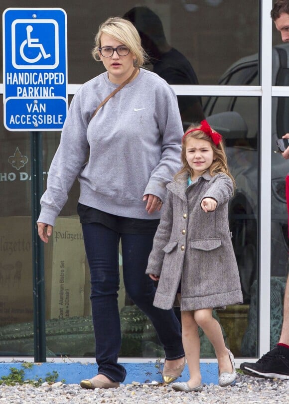 Exclusif - Jamie Lynn Spears se rend au cinéma de bon matin avec sa fille Maddie à Kentwood, le 12 mars 2014.