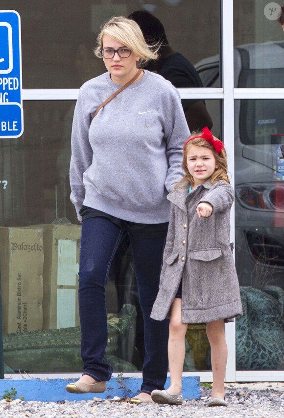 Exclusif - Jamie Lynn Spears se rend au cinéma de bon matin avec sa mère Lynne et sa fille Maddie à Kentwood, le 12 mars 2014.