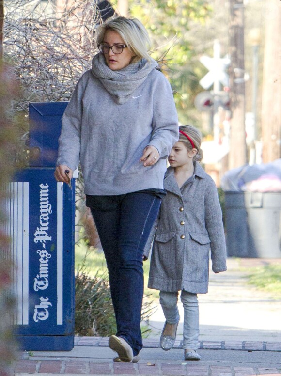 Exclusif - Jamie Lynn Spears se rend au cinéma de bon matin avec sa mère Lynne et sa fille Maddie à Kentwood, le 12 mars 2014.