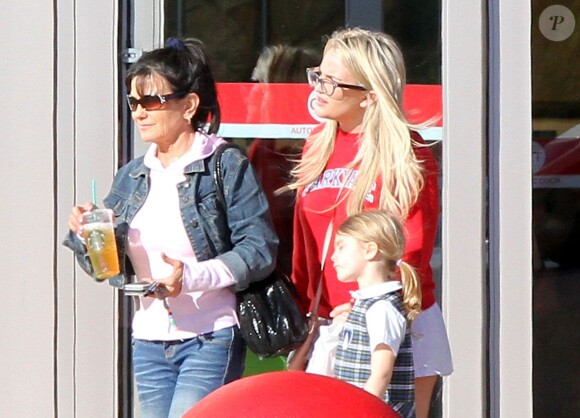 Exclusif - Jamie Lynn Spears se rend au cinéma de bon matin avec sa mère Lynne et sa fille Maddie à Kentwood, le 12 mars 2014.