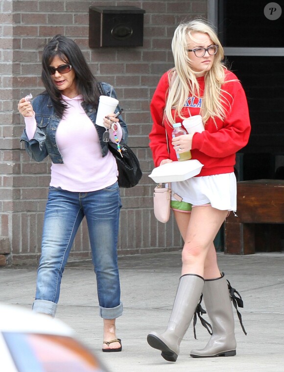 Exclusif - Jamie Lynn Spears se rend au cinéma de bon matin avec sa mère Lynne à Kentwood, le 12 mars 2014.