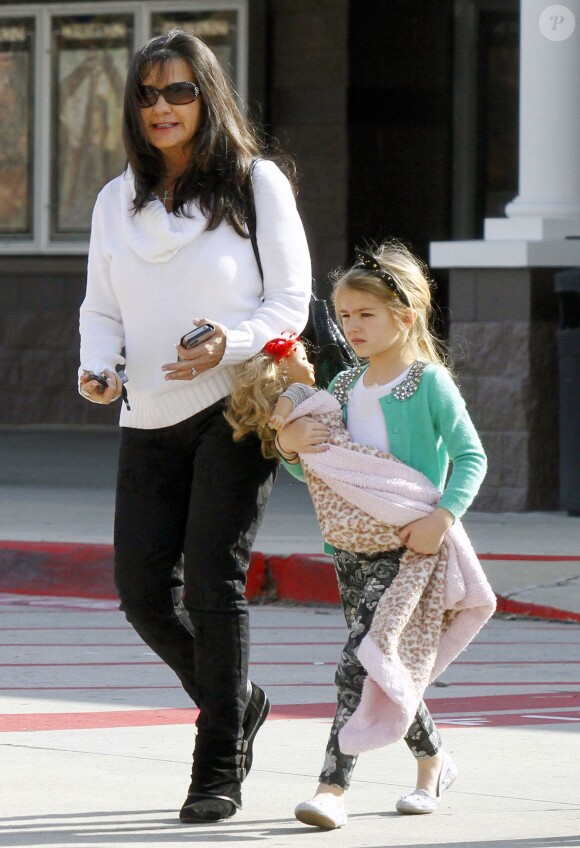 Exclusif - Jamie Lynn Spears se rend au cinéma de bon matin avec sa mère Lynne et sa fille Maddie à Kentwood, le 12 mars 2014.