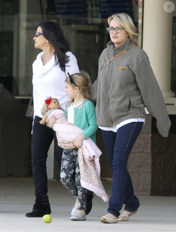 Exclusif - Jamie Lynn Spears se rend au cinéma de bon matin avec sa mère Lynne et sa fille Maddie à Kentwood, le 12 mars 2014.