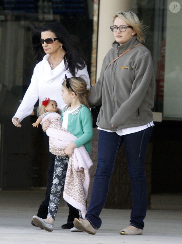 Exclusif - Jamie Lynn Spears se rend au cinéma de bon matin avec sa mère Lynne et sa fille Maddie à Kentwood, le 12 mars 2014.