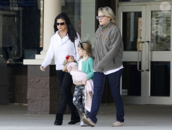 Exclusif - Jamie Lynn Spears se rend au cinéma de bon matin avec sa mère Lynne et sa fille Maddie à Kentwood, le 12 mars 2014.