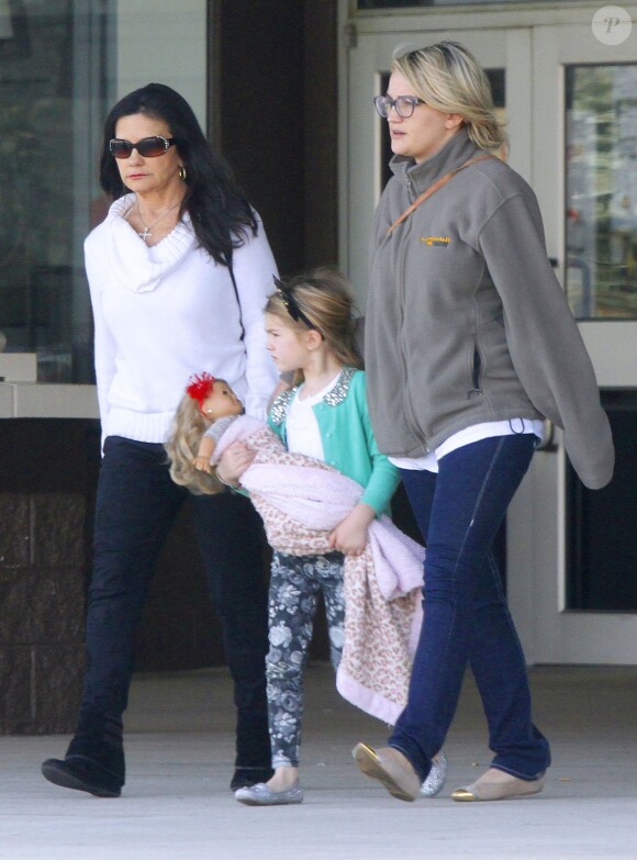 Exclusif - Jamie Lynn Spears se rend au cinéma de bon matin avec sa mère Lynne et sa fille Maddie à Kentwood, le 12 mars 2014.