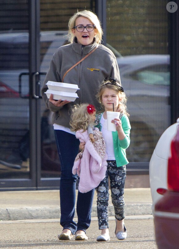 Exclusif - Jamie Lynn Spears se rend au cinéma de bon matin avec sa mère Lynne et sa fille Maddie à Kentwood, le 12 mars 2014.