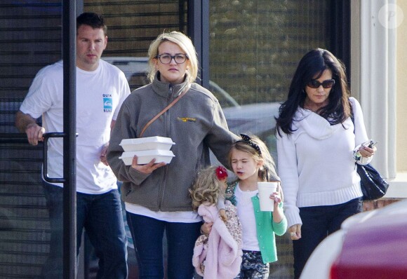 Exclusif - Jamie Lynn Spears se rend au cinéma de bon matin avec sa mère Lynne et sa fille Maddie à Kentwood, le 12 mars 2014.