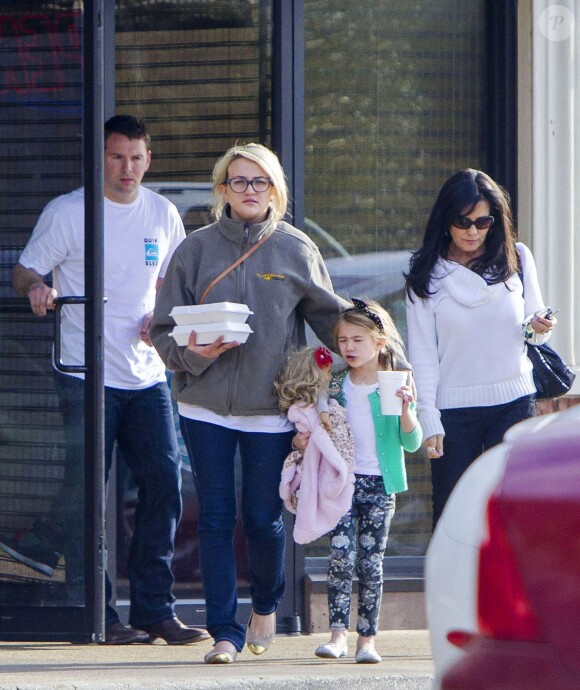 Exclusif - Jamie Lynn Spears se rend au cinéma de bon matin avec sa mère Lynne et sa fille Maddie à Kentwood, le 12 mars 2014.
