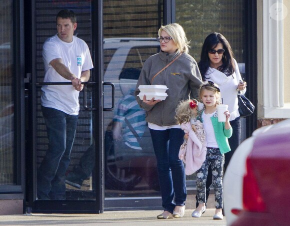 Exclusif - Jamie Lynn Spears se rend au cinéma de bon matin avec sa mère Lynne et sa fille Maddie à Kentwood, le 12 mars 2014.