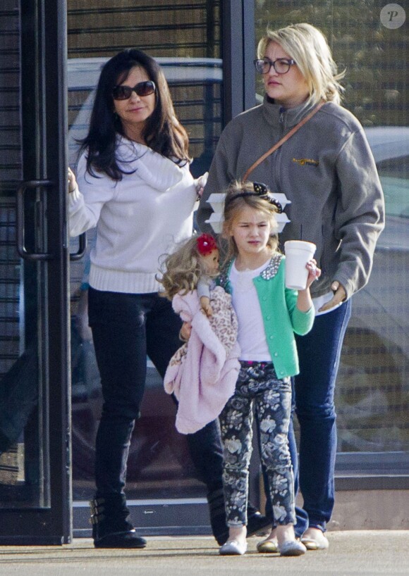 Exclusif - Jamie Lynn Spears se rend au cinéma de bon matin avec sa mère Lynne et sa fille Maddie à Kentwood, le 12 mars 2014.