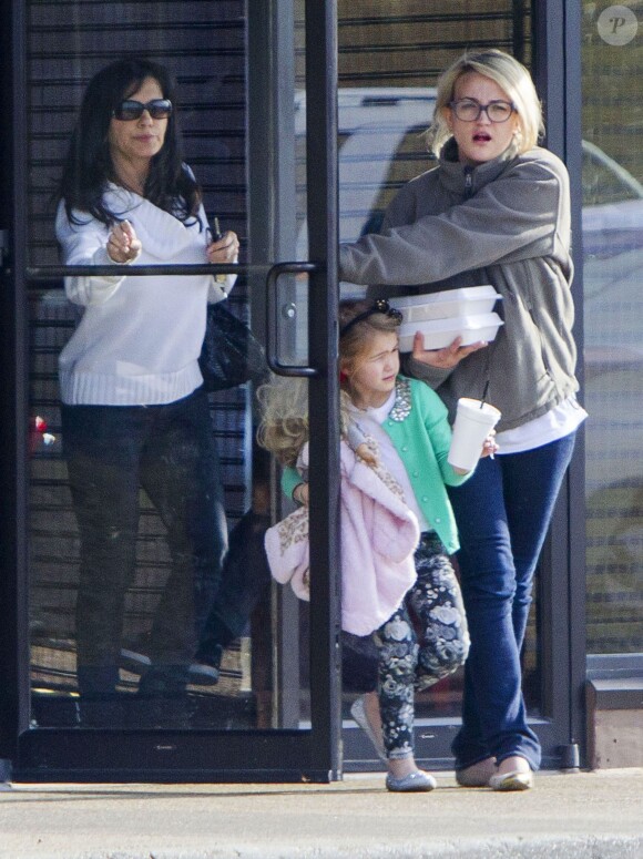 Exclusif - Jamie Lynn Spears se rend au cinéma de bon matin avec sa mère Lynne et sa fille Maddie à Kentwood, le 12 mars 2014.