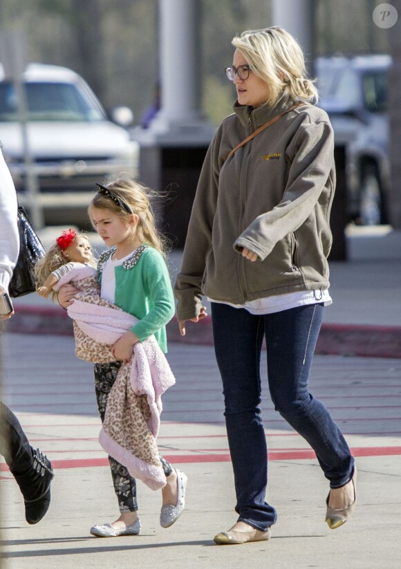 Exclusif - Jamie Lynn Spears se rend au cinéma de bon matin avec sa mère Lynne et sa fille Maddie à Kentwood, le 12 mars 2014.