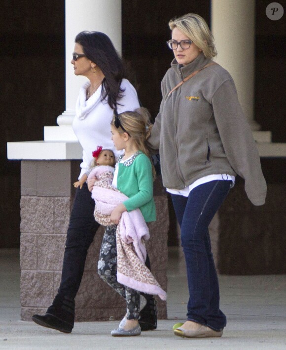 Exclusif - Jamie Lynn Spears se rend au cinéma de bon matin avec sa mère Lynne et sa fille Maddie à Kentwood, le 12 mars 2014.