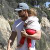 Chris Hemsworth avec sa fille India à la plage de Malibu, le 13 mars 2014.