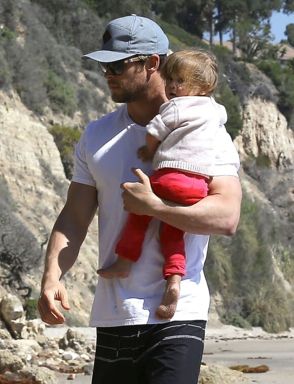 Chris Hemsworth avec sa fille India à la plage de Malibu, le 13 mars 2014.