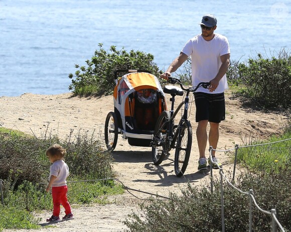 Chris Hemsworth quitte la plage avec sa fille India, à Malibu, le 13 mars 2014.