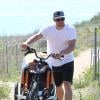 Chris Hemsworth quitte la plage avec sa fille India, à Malibu, le 13 mars 2014.