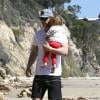 Chris Hemsworth emmène sa fille India, à la plage à Malibu, le 13 mars 2014.