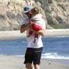 Chris Hemsworth à la plage avec sa fille India Rose, Malibu, le 13 mars 2014.