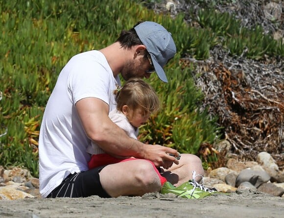 Chris Hemsworth à la plage avec sa fille India Rose, Malibu, le 13 mars 2014.