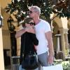 Eric Dane et Rebecca Gayheart très amoureux dans les rues de Beverly Hills à Los Angeles, le 12 mars 2014.